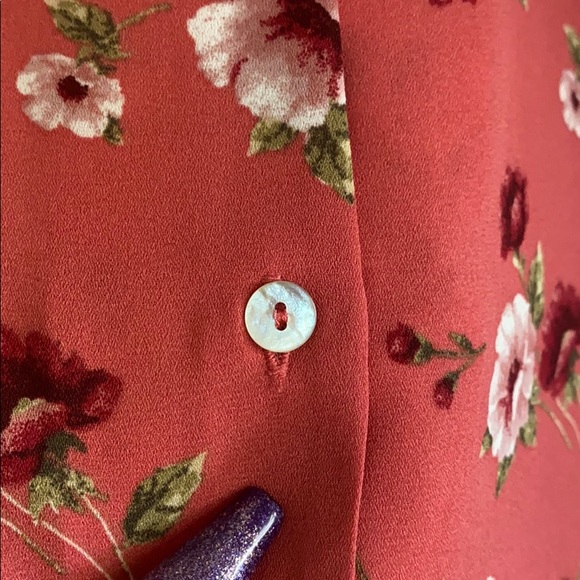 FLORAL BUTTON UP WITH POCKETS NWT - Picture 4 of 8